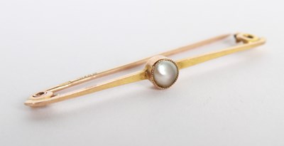 Lot 108 - A 9 carat gold pearl stick brooch, 1.5g