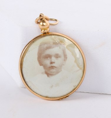 Lot 94 - A 9 carat gold photograph pendant