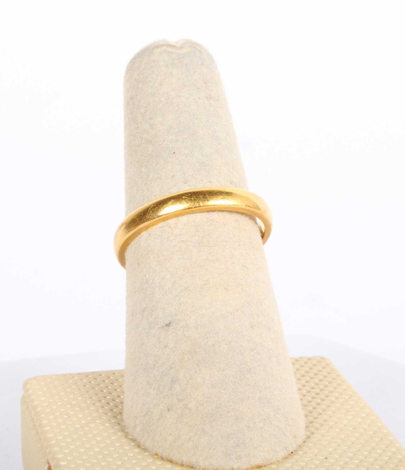 Lot 25 - A 22 carat gold wedding band, 3.4g