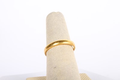 Lot 25 - A 22 carat gold wedding band, 3.4g