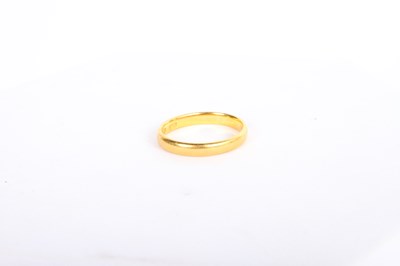 Lot 25 - A 22 carat gold wedding band, 3.4g