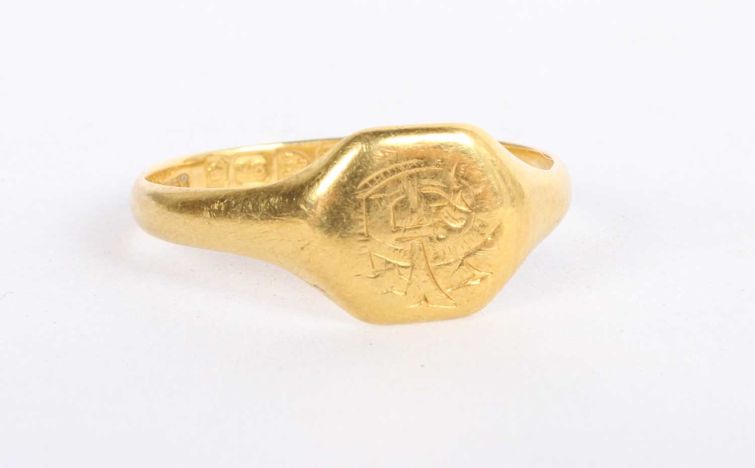 Lot 39 - An 18 carat gold signet ring, 3g