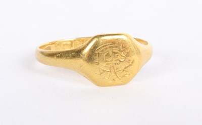 Lot 39 - An 18 carat gold signet ring, 3g