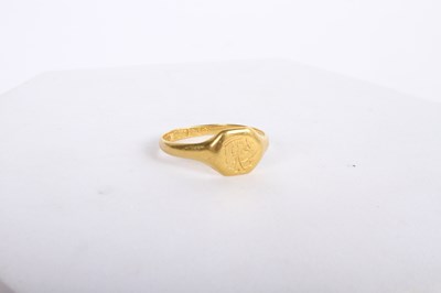 Lot 39 - An 18 carat gold signet ring, 3g