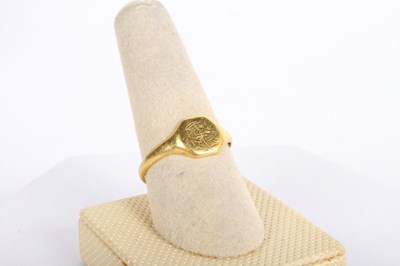 Lot 39 - An 18 carat gold signet ring, 3g