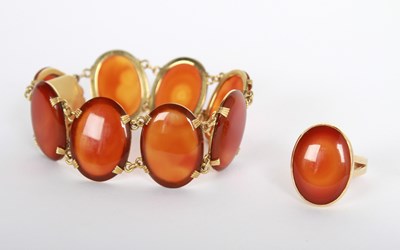 Lot 14 - A 9 carat yellow gold agate cabochon ring and...