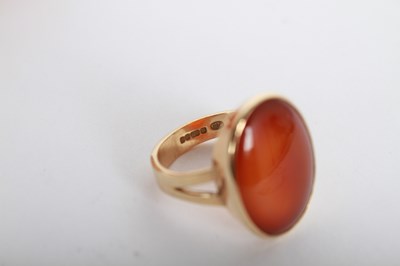 Lot 14 - A 9 carat yellow gold agate cabochon ring and...