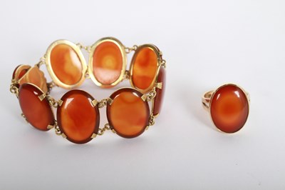 Lot 14 - A 9 carat yellow gold agate cabochon ring and...