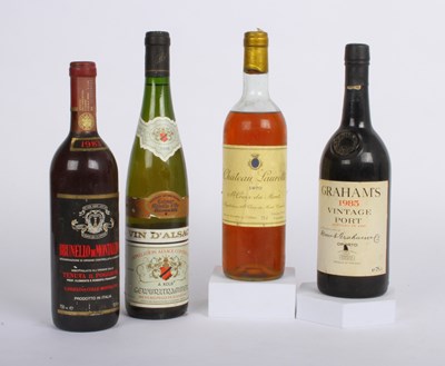 Lot 160 - A collection of mixed alcohol, including...