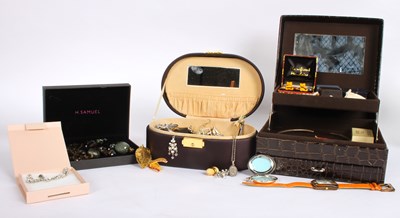 Lot 131 - A collection of mixed costume jewellery