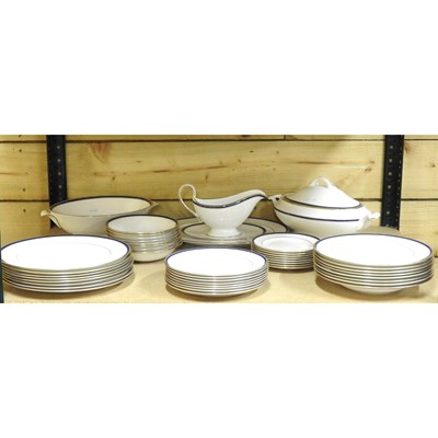 Lot 314 - A Spode Lausanne pattern bone china dinner...