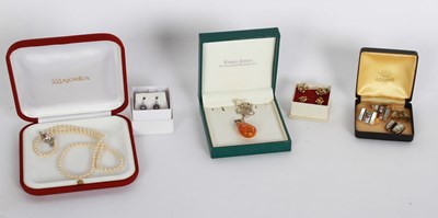Lot 113 - A collection of silver jewellery, including an...