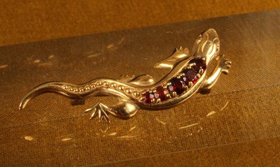 Lot 32 - A 9 carat gold bar brooch, in the form of a...
