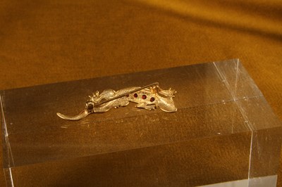Lot 32 - A 9 carat gold bar brooch, in the form of a...