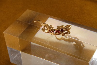 Lot 32 - A 9 carat gold bar brooch, in the form of a...