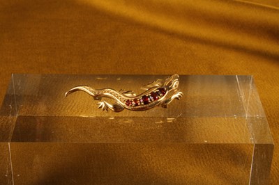 Lot 32 - A 9 carat gold bar brooch, in the form of a...