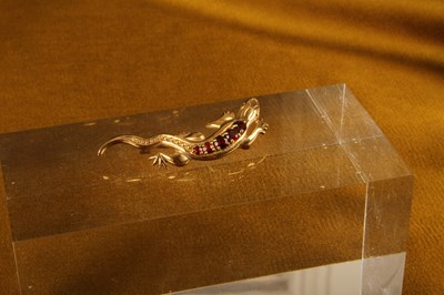 Lot 32 - A 9 carat gold bar brooch, in the form of a...