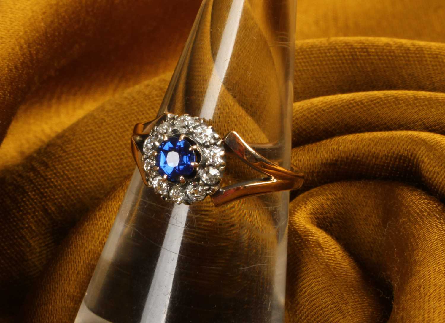 Lot 17 - An antique sapphire and diamond cluster ring,...
