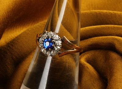 Lot 17 - An antique sapphire and diamond cluster ring,...