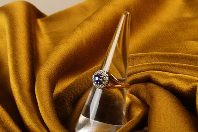 Lot 17 - An antique sapphire and diamond cluster ring,...