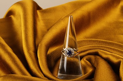 Lot 17 - An antique sapphire and diamond cluster ring,...