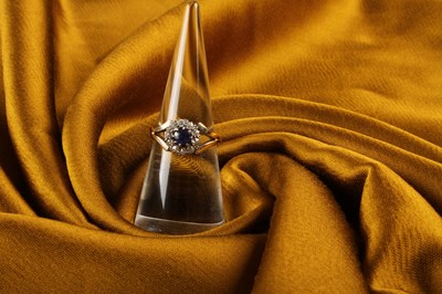 Lot 17 - An antique sapphire and diamond cluster ring,...