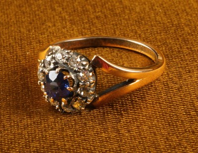 Lot 17 - An antique sapphire and diamond cluster ring,...