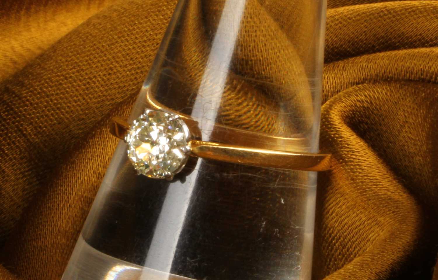 Lot 9 - A diamond solitaire ring, the old cut stone...
