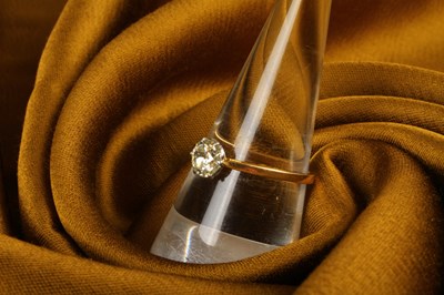 Lot 9 - A diamond solitaire ring, the old cut stone...