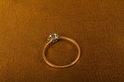 Lot 9 - A diamond solitaire ring, the old cut stone...