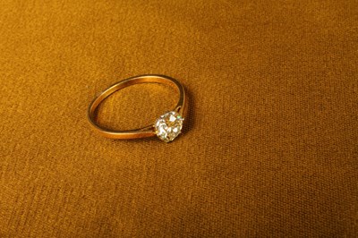 Lot 9 - A diamond solitaire ring, the old cut stone...