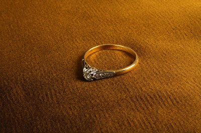 Lot 18 - An 18 carat gold diamond solitaire ring, with...
