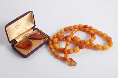 Lot 90 - A string of graduated butterscotch amber...