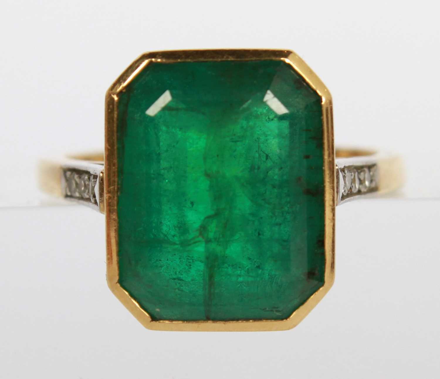 Lot 7 - An 18 carat gold and platinum emerald ring,...