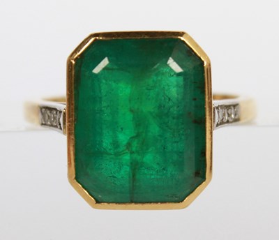 Lot 7 - An 18 carat gold and platinum emerald ring,...
