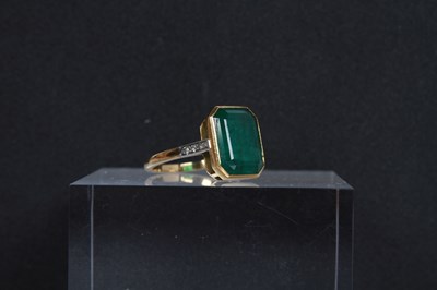 Lot 7 - An 18 carat gold and platinum emerald ring,...