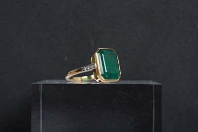 Lot 7 - An 18 carat gold and platinum emerald ring,...