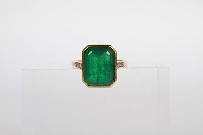 Lot 7 - An 18 carat gold and platinum emerald ring,...