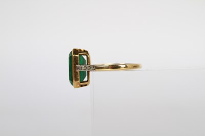 Lot 7 - An 18 carat gold and platinum emerald ring,...