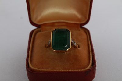 Lot 7 - An 18 carat gold and platinum emerald ring,...