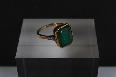 Lot 7 - An 18 carat gold and platinum emerald ring,...