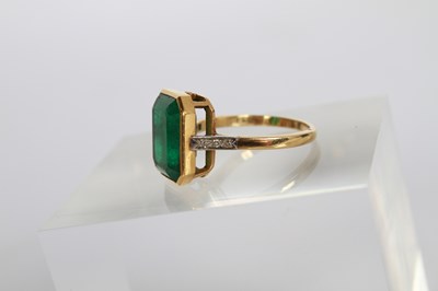 Lot 7 - An 18 carat gold and platinum emerald ring,...