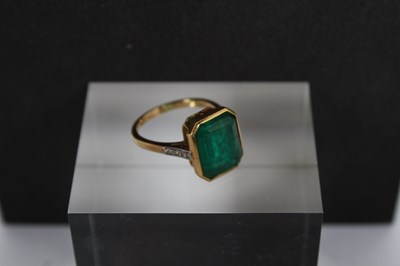 Lot 7 - An 18 carat gold and platinum emerald ring,...