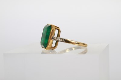 Lot 7 - An 18 carat gold and platinum emerald ring,...