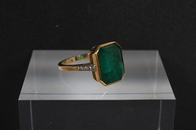 Lot 7 - An 18 carat gold and platinum emerald ring,...
