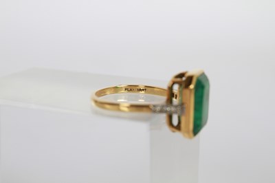 Lot 7 - An 18 carat gold and platinum emerald ring,...