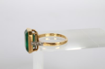 Lot 7 - An 18 carat gold and platinum emerald ring,...