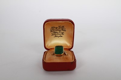 Lot 7 - An 18 carat gold and platinum emerald ring,...