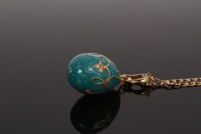 Lot 33 - An enamel egg pendant, on a 9 carat yellow...