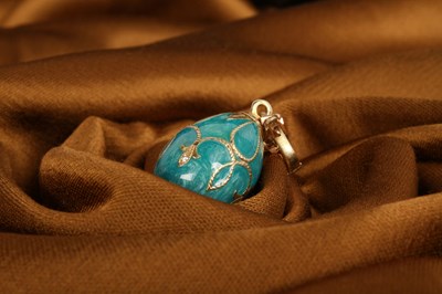 Lot 33 - An enamel egg pendant, on a 9 carat yellow...